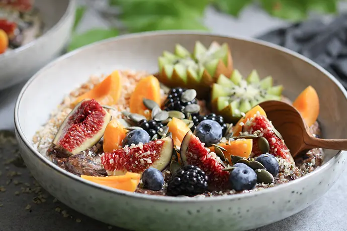 Buchweizen-Heidelbeer-Porridge mit Kokos und Obst