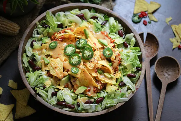 Veganer taco-Sommersalat - knusprig trifft knackig-scharf!