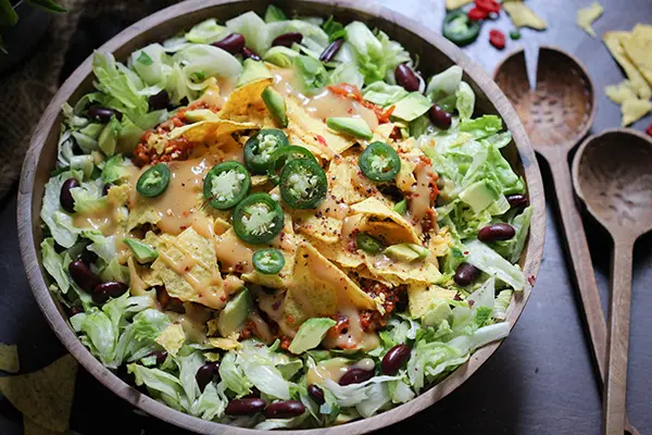 Veganer Tacosalat mit Grünkern und Käsesoße