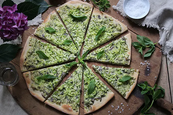 Zucchini-Minz-Pizza