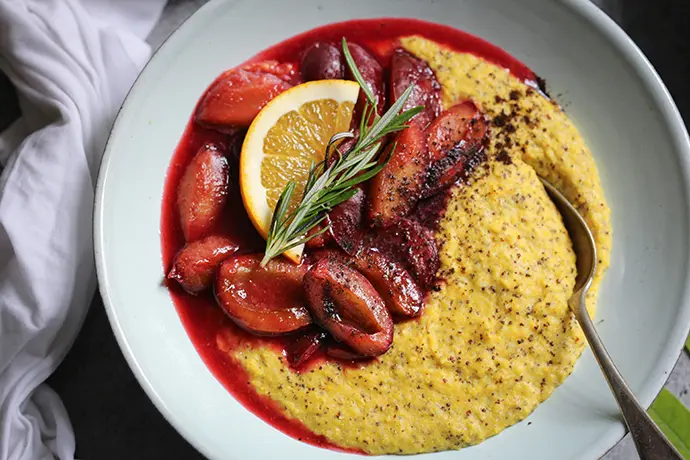 Süße, frische Polenta mit warmen Zimt-Pflaumen