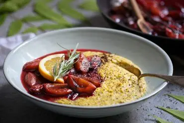 Süße Polenta mit warmen Zimt-Zwetschgen