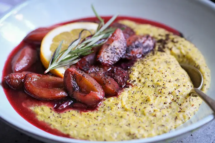 Süße Polenta aus frischem mais mit warmen Zimt-Pflaumen