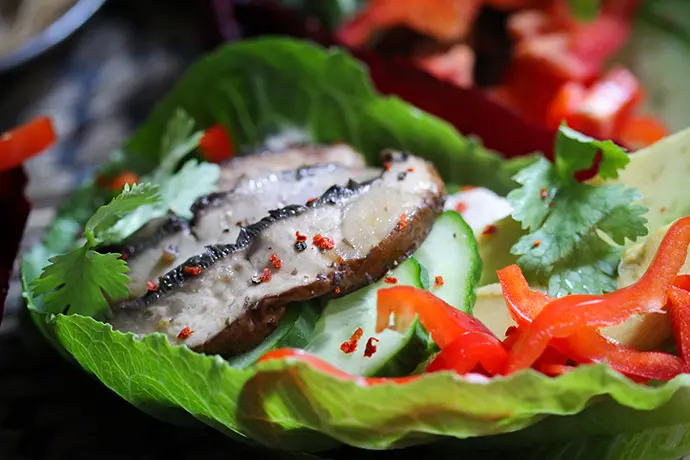 Gefüllte Salat-Tacos mit Portobello-Pilzen, Bohnenmus und Gemüse