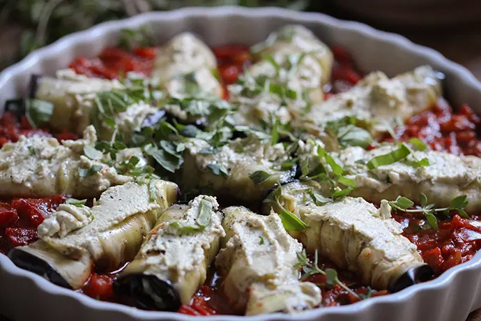 Zubereitung von Auberginenröllchen mit mediterraner Tofufüllung - das Bild zeigt, wie die Auberginen-Involtini zubereitet werden