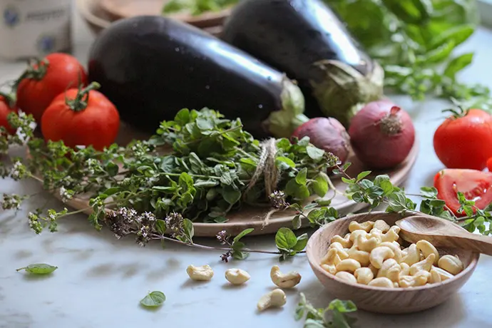 Zutaten für vegane, glutenfreie Auberginen-Involtini mit einer Tofu-Kräuterfüllung. Ein schnell gemachtes, köstliches Auberginengericht.
