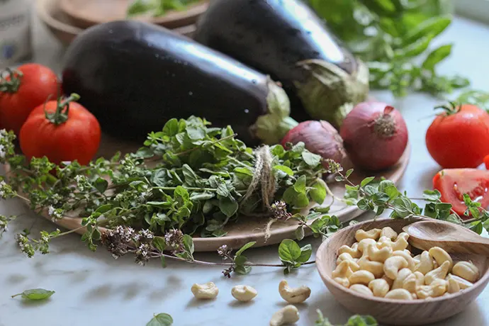 Zutaten für vegane, glutenfreie Auberginen-Involtini mit einer Tofu-Kräuterfüllung. Ein schnell gemachtes, köstliches Auberginengericht.