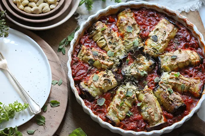 Vegane, glutenfreie Auberginen-Involtini mit einer Tofu-Kräuterfüllung. Ein schnell gemachtes, köstliches Auberginengericht.