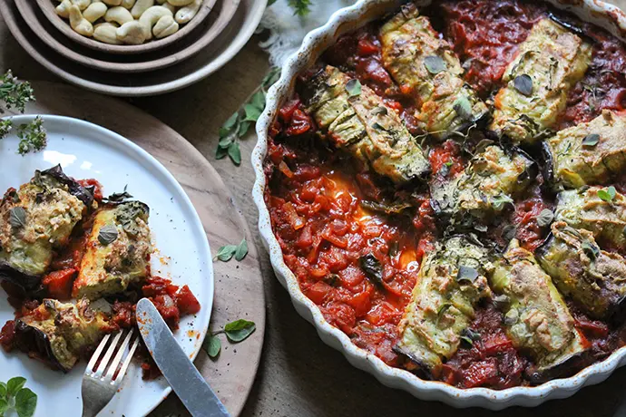 Vegane, glutenfreie Auberginen-Involtini mit einer Tofu-Kräuterfüllung. Ein schnell gemachtes, köstliches Auberginengericht.