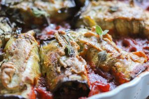 Vegane, glutenfreie Auberginen-Involtini mit einer Tofu-Kräuterfüllung. Ein schnell gemachtes, köstliches Auberginengericht.