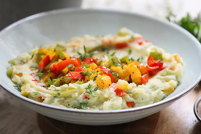 Veganer Kartoffelstampf mit bunter Ofen-Paprika und Thymian