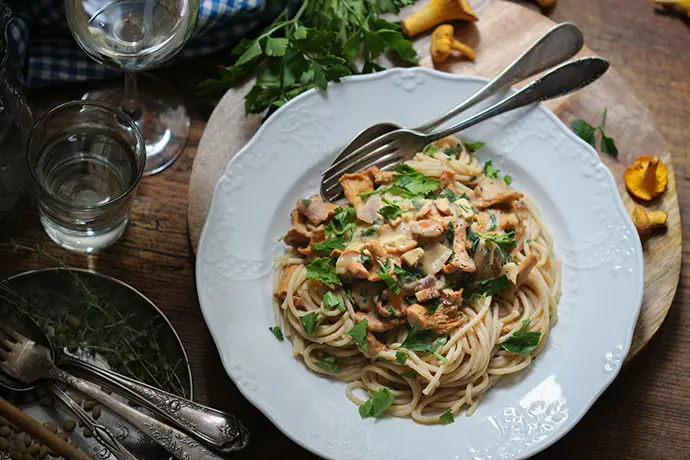 Pfifferling-Pasta mit einer cremigen Bohnen-Alfredo-Soße