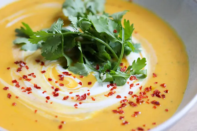 Herrlich aromatische Süßkartoffelsuppe mit Koriander.
