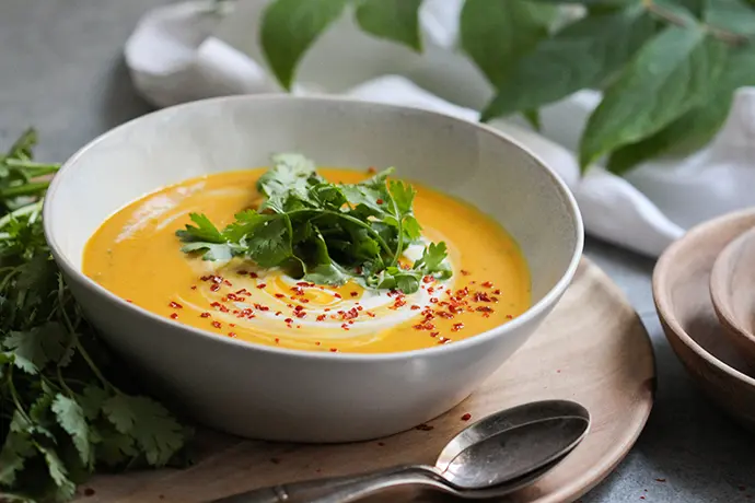 Vegane Süßkartoffel-Kokossuppe
