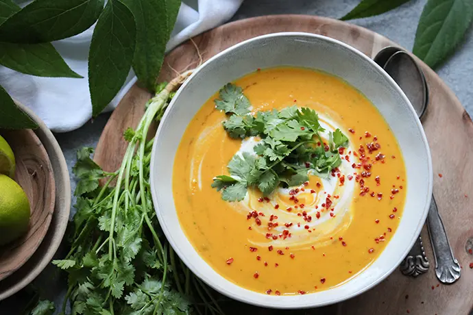 Süßkartoffel-Kokossuppe mit Chiliflocken und Koriander