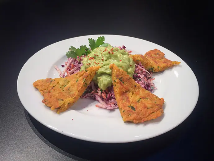 Veganer Cole Slaw Salat mit Möhren-Rösti & Guacamole