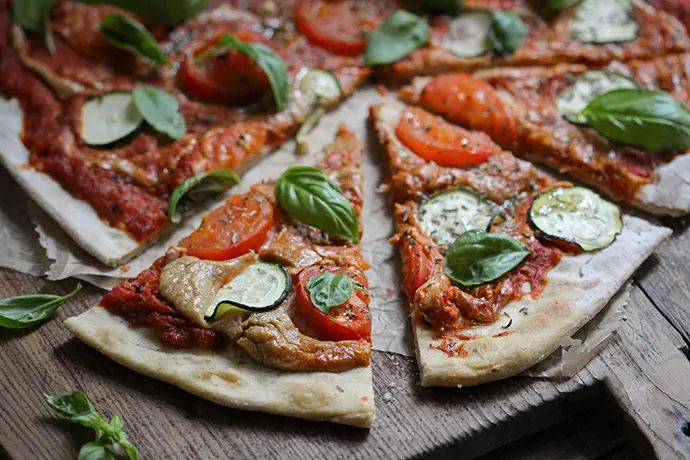 Einfache vegane Pizza ohne Hefe