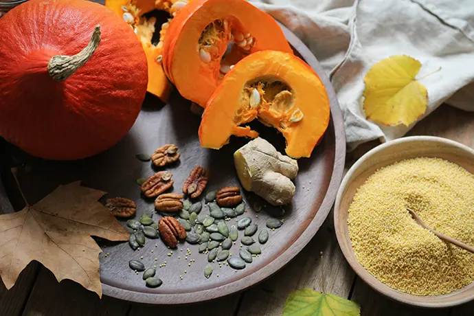 Zutaten für ein veganes, aromatisches Kürbis-Porridge