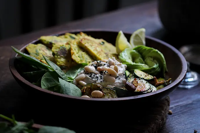 Farinata-Bowl mit gebratenem Gemüse, Bohnenmus, Avocado & Spinat