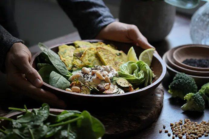 Kichererbsen-Socca-Bowl mit Avocado, Gemüse und Bohnenmus