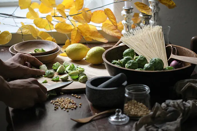 Zutaten für vegane Pasta mit Rosenkohl-Pesto und gerösteten Bröseln