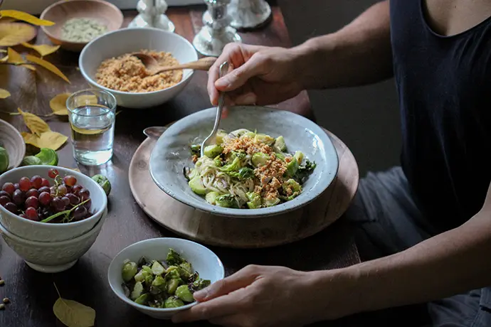 Rosenkohl-Pasta mit gerösteten Bröseln