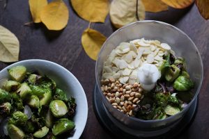 Zubereitung vegane Rosenkohl-Past mit Pesto