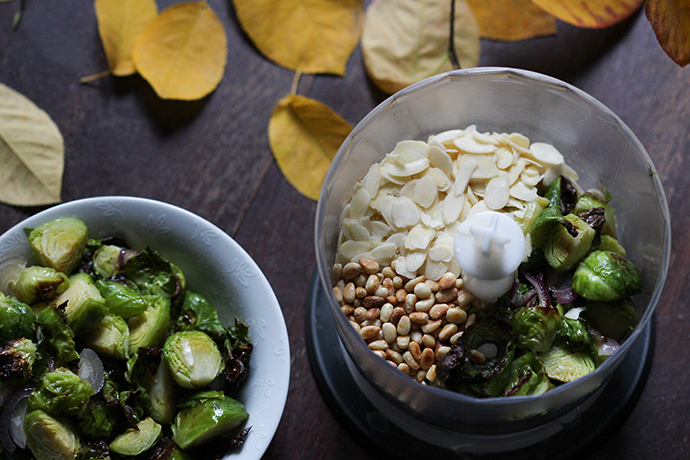 Zubereitung vegane Rosenkohl-Past mit Pesto