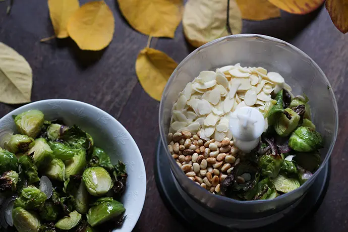 Zubereitung vegane Rosenkohl-Past mit Pesto