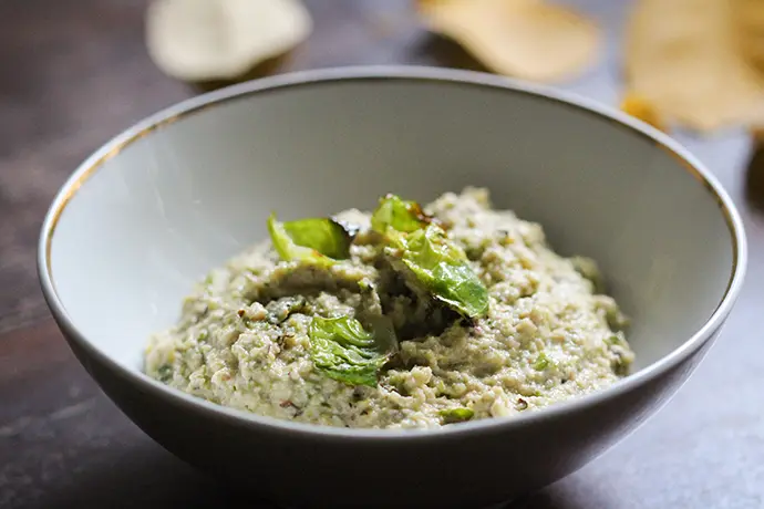 Frisch zubereitetes, veganes Rosenkohl-Pesto
