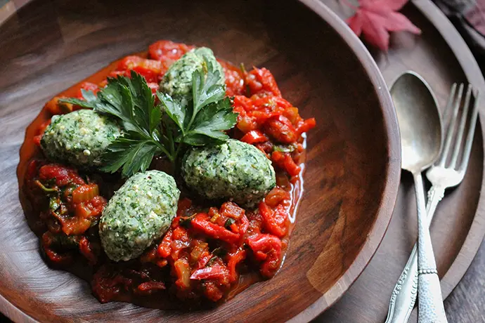Spinatnockerl in aromatischer Tomatensoße