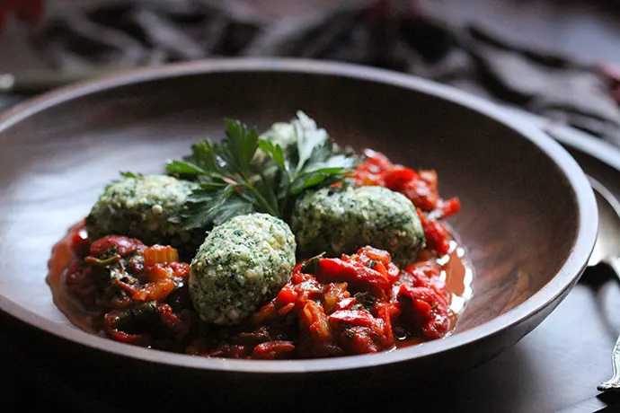 Spinatnockerl in aromatischer Tomatensoße