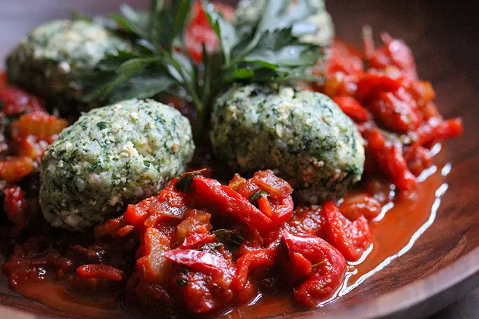 Herrlich frische Spinatnockerl mit Tomatensoße