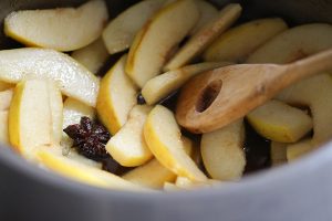 Weich gekochte Quittenstücke mit Sternanis in einem Topf