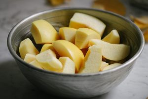 Quitten waschen, achteln und das Kerngehäuse rausschneiden