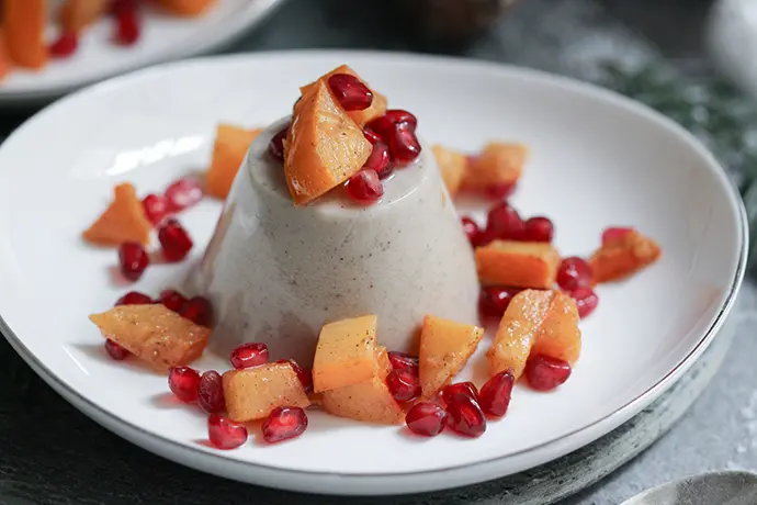 Veganes panna Cotta mit Kaki & Granatapfelkerne