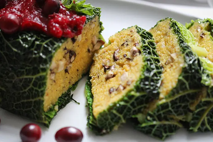 Pilz-Polenta im Wirsingmantel mit Cranberry-Chutney