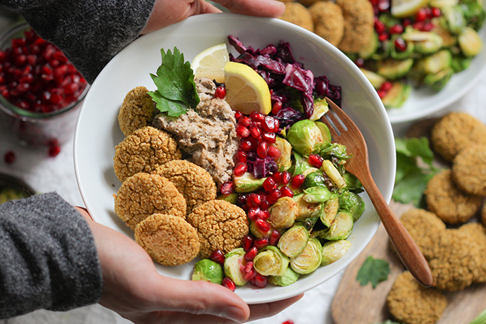 Köstliche Christmas-Bowl mit Quinoa-Falafel