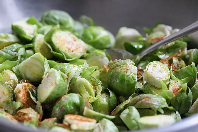Rosenkohl mit Marinade vermischt in einer Schale