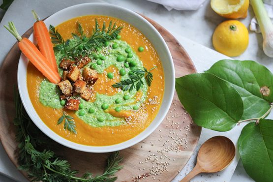 Bunte Karottensuppe mit Erbsen-Minz-Topping • veggies | vegan
