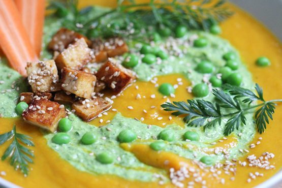 Bunte Karottensuppe mit Erbsen-Minz-Topping • veggies | vegan