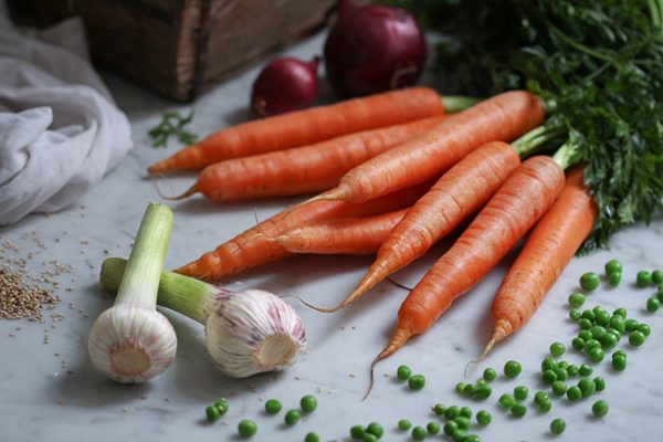 Bunte Karottensuppe mit Erbsen-Minz-Topping • veggies | vegan