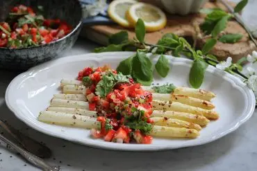 Weißer Ofen-Spargel mit einer leckeren Erdbeer-Ingwer-Salsa. Rezept für weißen Spargel mit Erdbeeren. Veganes Rezept.