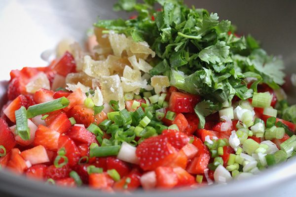 Weißer Ofen-Spargel mit Erdbeer-Ingwer-Salsa • veggies | vegan