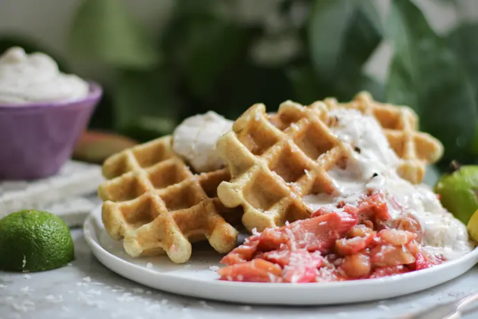 Vegane Waffeln mit Rhabarber und Kokossahne