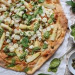 Weiße Spargelpizza mit Petersilien-Pesto. So machst du Spargelpizza. Veganes Rezept weißer Spargel.
