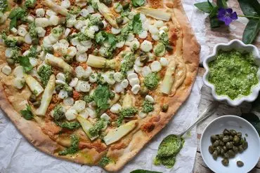 Weiße Spargelpizza mit Petersilien-Pesto. So machst du Spargelpizza. Veganes Rezept weißer Spargel.