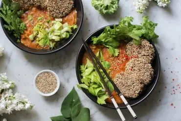 Brokkoli-Sesam-Taler in cremiger Masala-Sosse