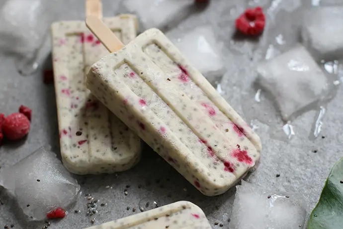 Joghurt-Chia-Eis am Stiel