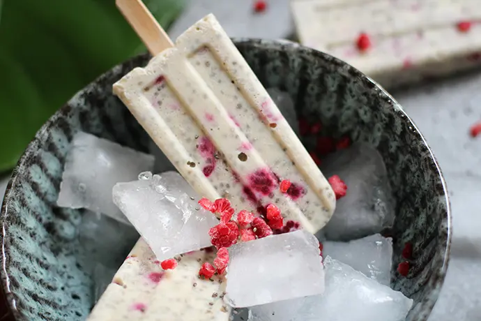 Joghurt-Chia-Eis am Stiel